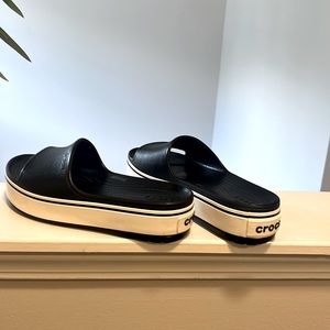 Crocs platform slides in Women’s size 11 Men’s size 9